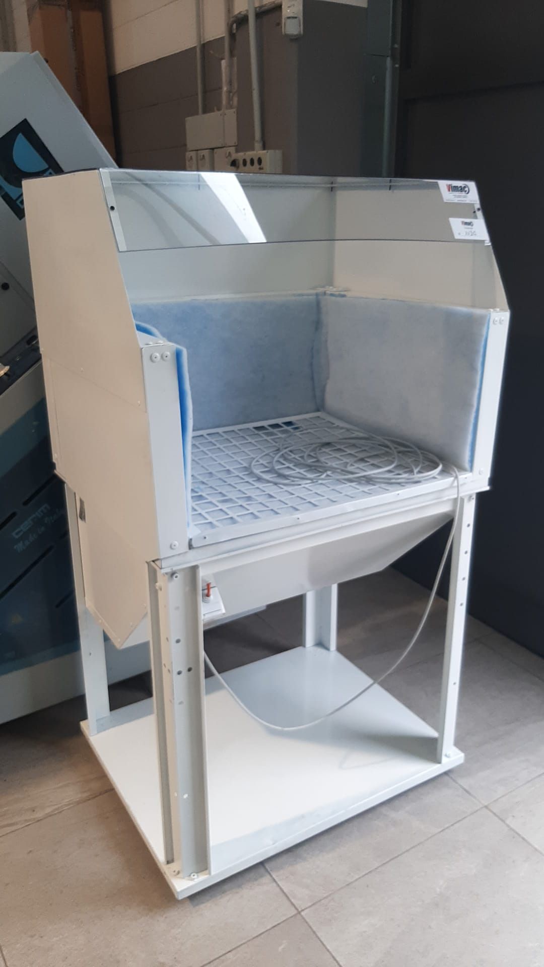 working-bench-for-glue-spraying-intercom-b3