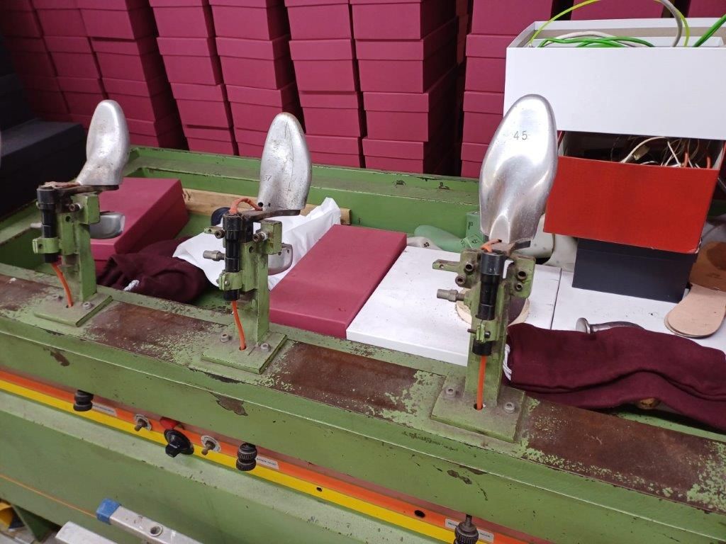 pneumatic-moccasin-ironing-machine